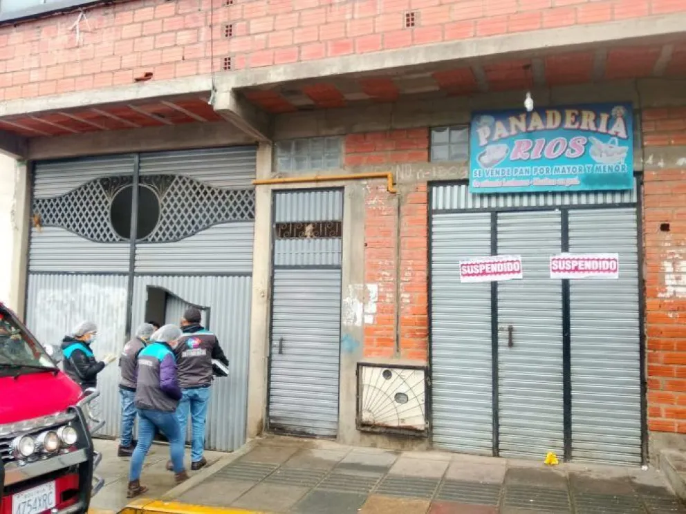 Funcionarios municipales ingresan al horno de Ríos. FOTO: AMUN