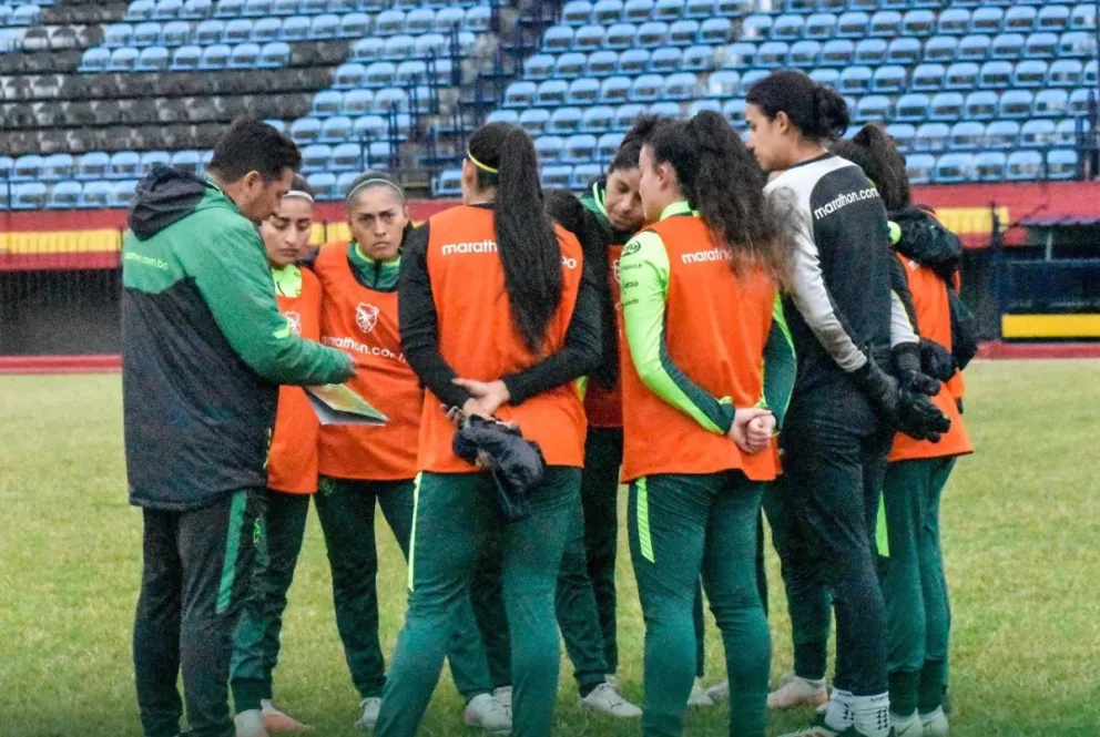 El DT Villarroel habla con las jugadoras previo a su entrenamiento en Argentina. Foto: FBF.
