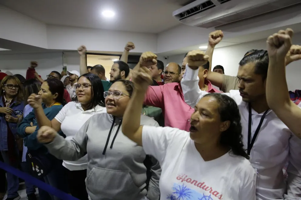 Seguidores del Partido Liberal de Honduras asisten a una rueda de prensa este lunes, en Tegucigalpa. Foto: EFE