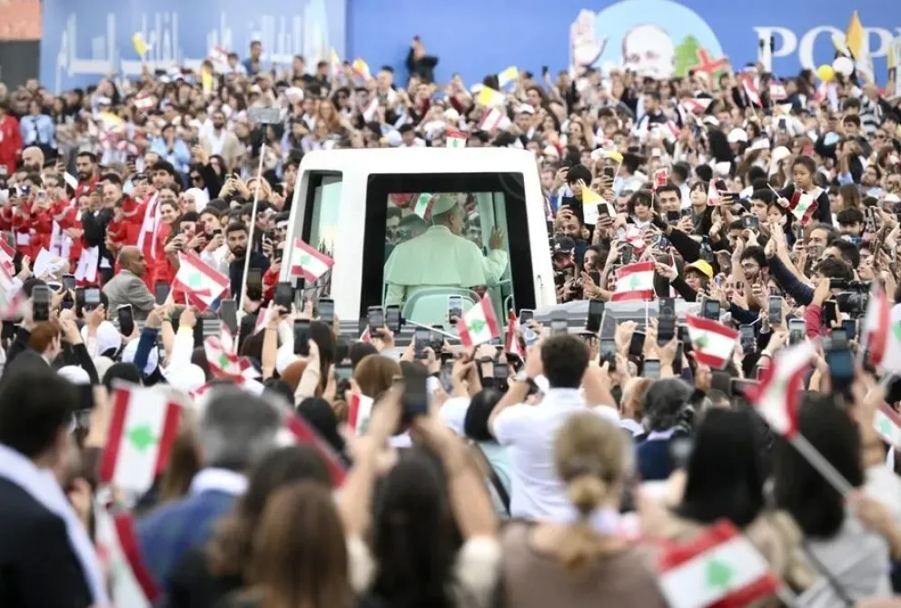 El Papa León XIV saluda a los fieles tras la misa oficiada este martes en Beirut. Foto: EFE