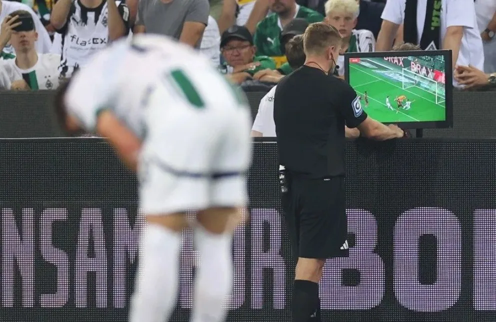 Un árbitro revisa el monitor del VAR durante un partido internacional. Foto: EFE