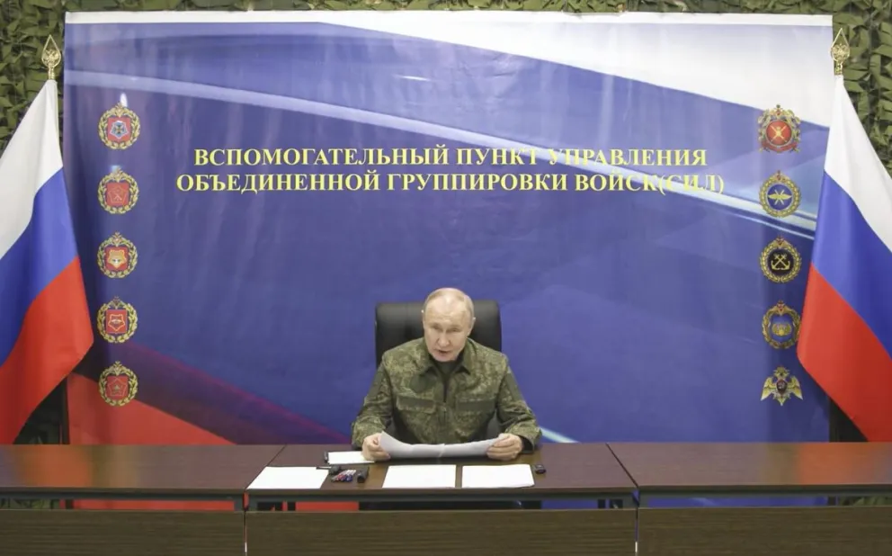 Vladimir Putin vista un puesto de mando del Ejército Ruso en medio del conflicto armado. Foto: EFE

