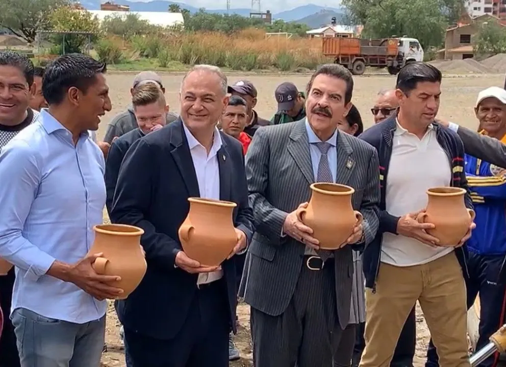 Costa y Reyes Villa rodeados de Torrico y el DT Viviani que participaron del acto. Foto: DF