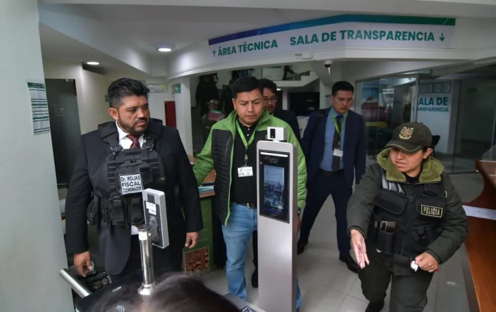 La comisión de fiscales este martes en la ANH. Foto: APG