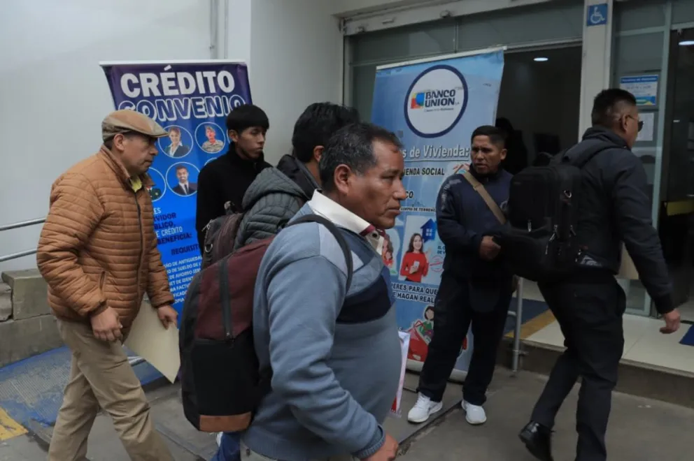 El dirigente Richard Calle en el banco Unión, donde depositó el dinero. Foto: APG 