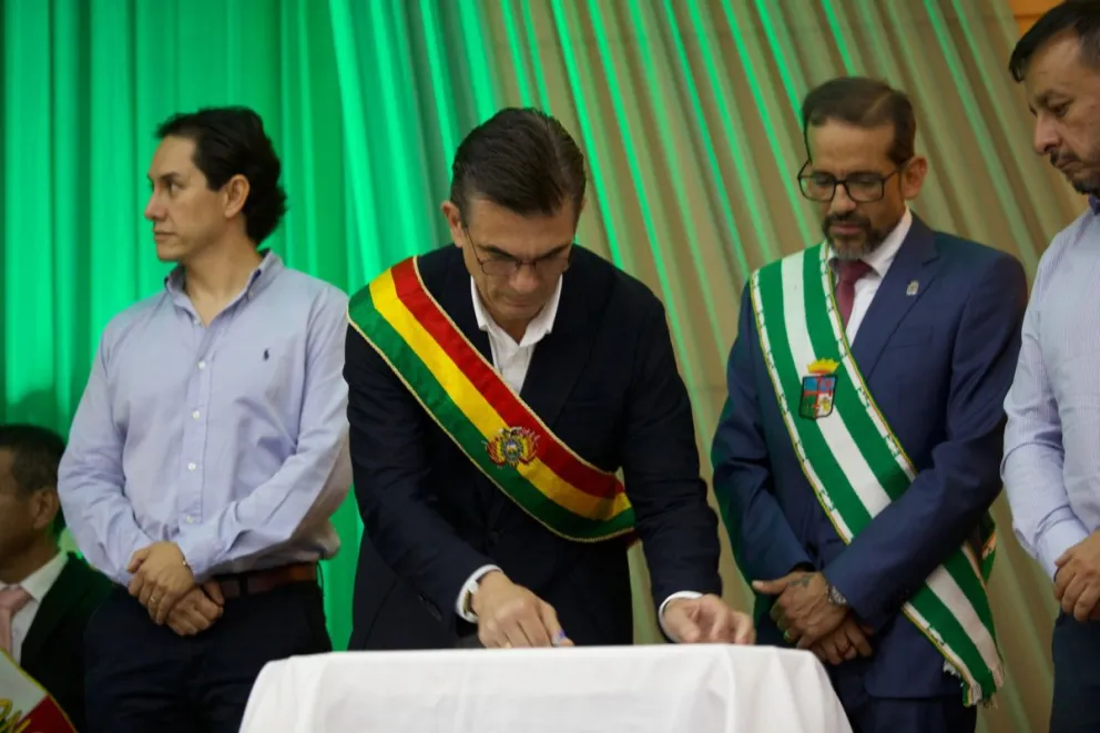 El presidente Rodrigo Paz, este martes en Santa Cruz con el el gobernador Camacho y el ministro de Hidrocarburos. Foto: RRSS del mandatario