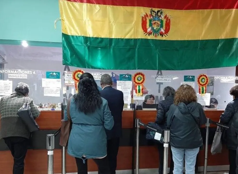 Contribuyentes recaban información sobre el pago de impuestos en las oficinas de la ATM. Foto: AMUN.