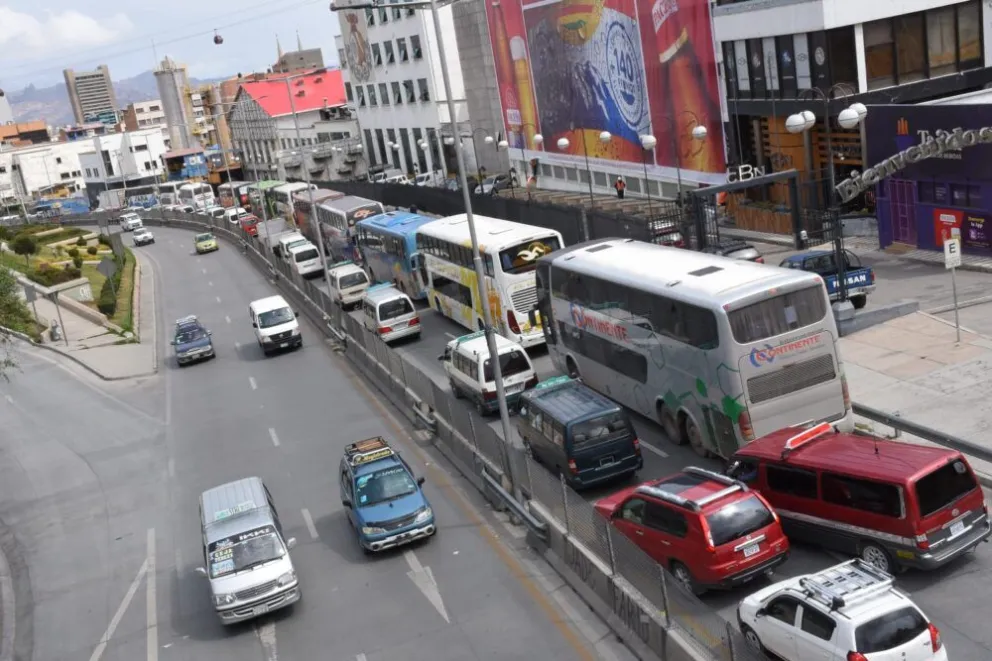 Fila para comprar diésel en el centro paceño. FOTO: APG 