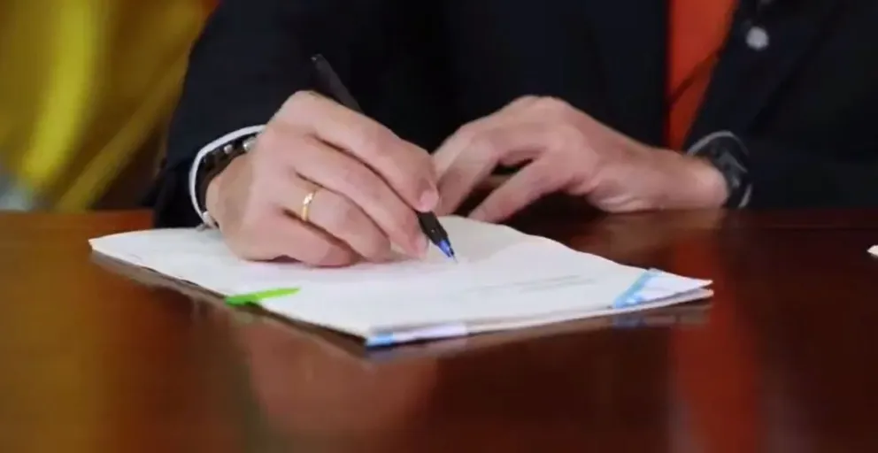 El presidente Paz firma la ley, este miércoles. Foto: Captura de video