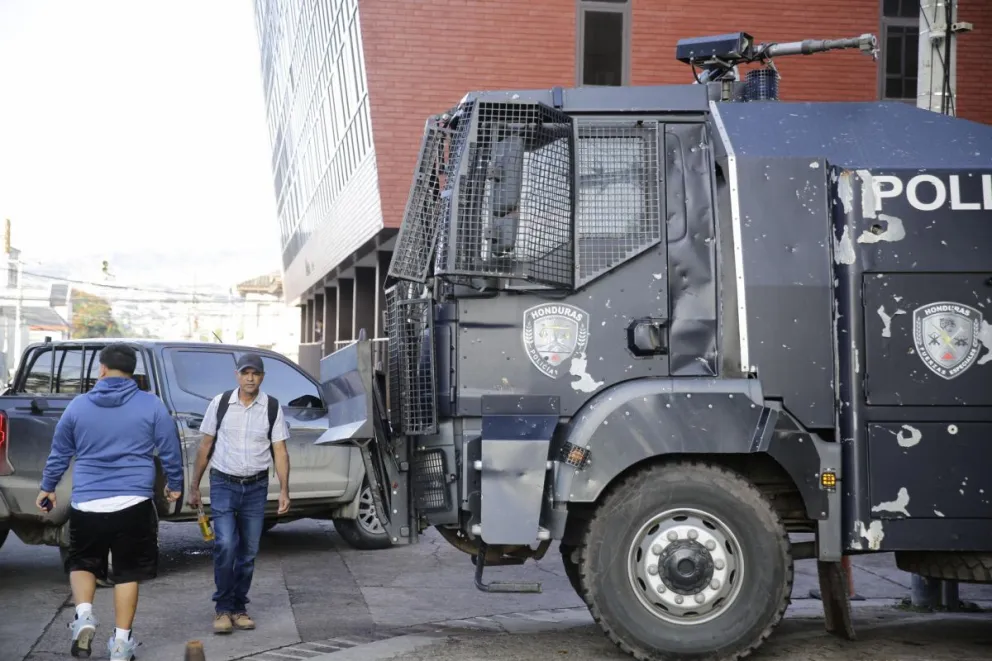 Policías y militares custodian los predios del hotel donde se proyecta el recuento de los resultados preliminares de las elecciones. Foto: EFE