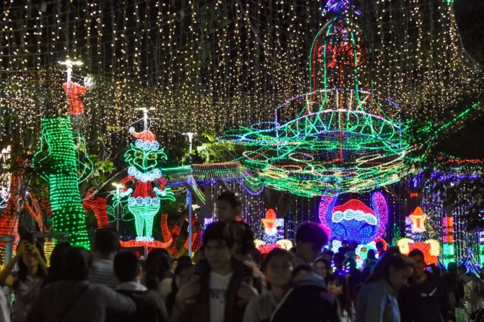 Las luces de navidad en una calle de Cochabamba. Fotos: APG y Jhersson Soria Sandoval