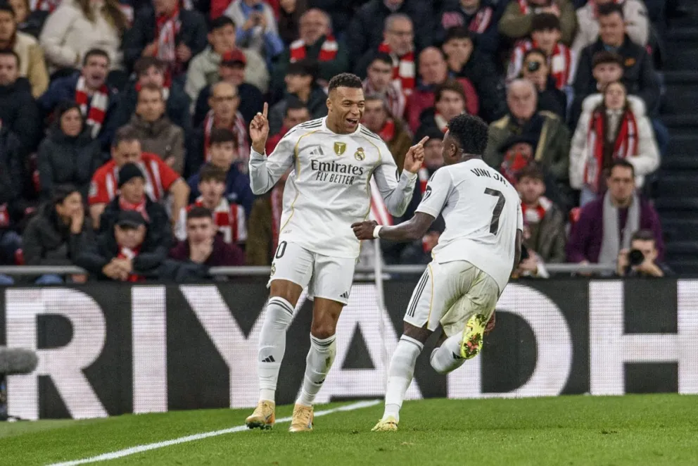 Mbappé (izq.) festeja su segundo gol con Vinícius Junior. Foto: EFE.