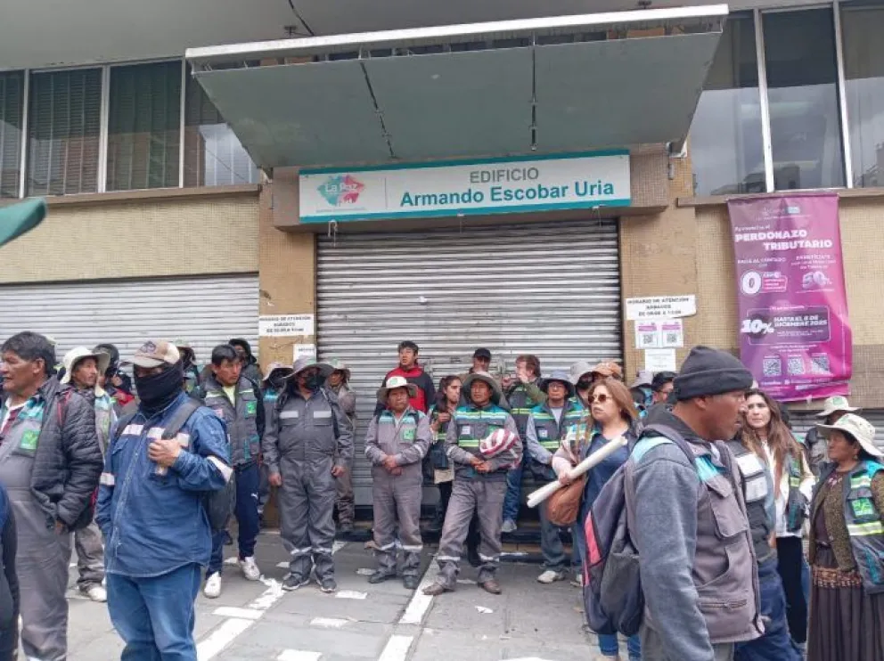 Trabajadores de Emaverde bloquean la Administración Tributaria Municipal. FOTO: AMUN