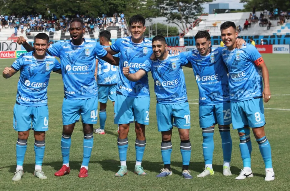 Jugadores de Blooming celebran uno de los seis goles que convirtieron. Foto: Agencia Marka Registrada.