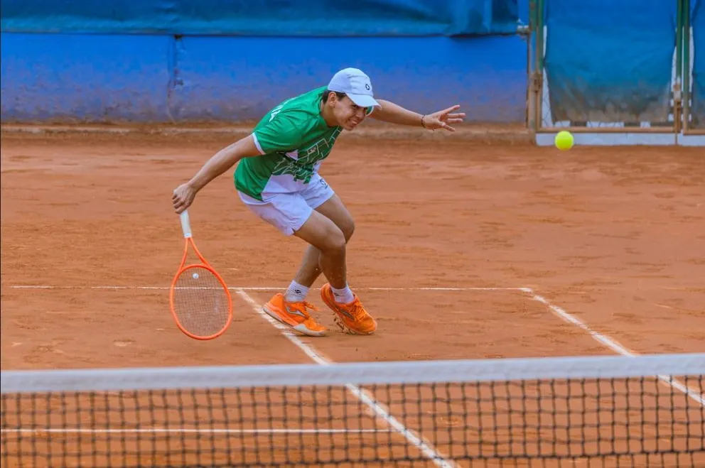 Lora durante su partido en los Juegos Bolivarianos. Foto: Tenis al Máximo.