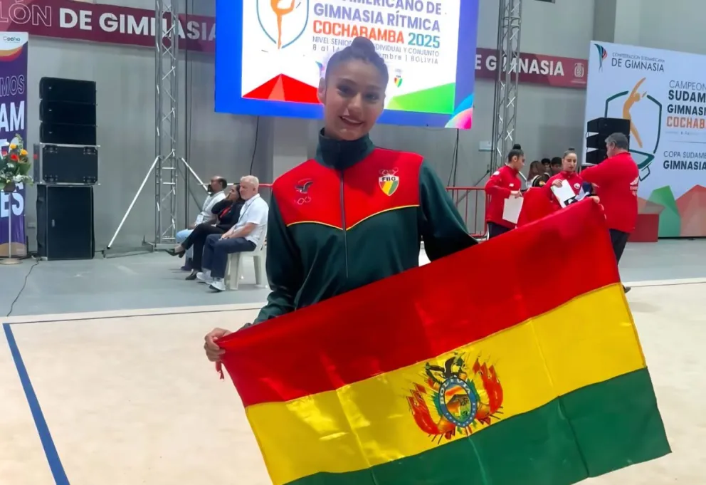 Mayte Guzmán con la tricolor nacional en una pasada competencia. Foto: Mayte Guzmán.