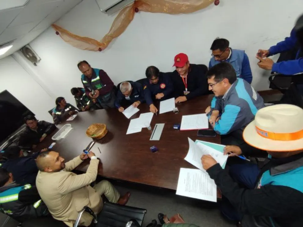 Reunión entre trabajadores y funcionarios de la Alcaldía. FOTO: AMUN