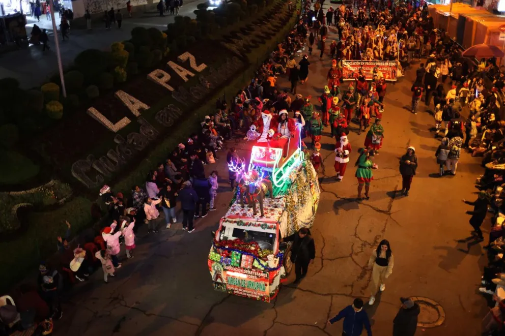 Personas participan en un desfile navideño el miércoles, en La Paz (Bolivia). Foto: EFE