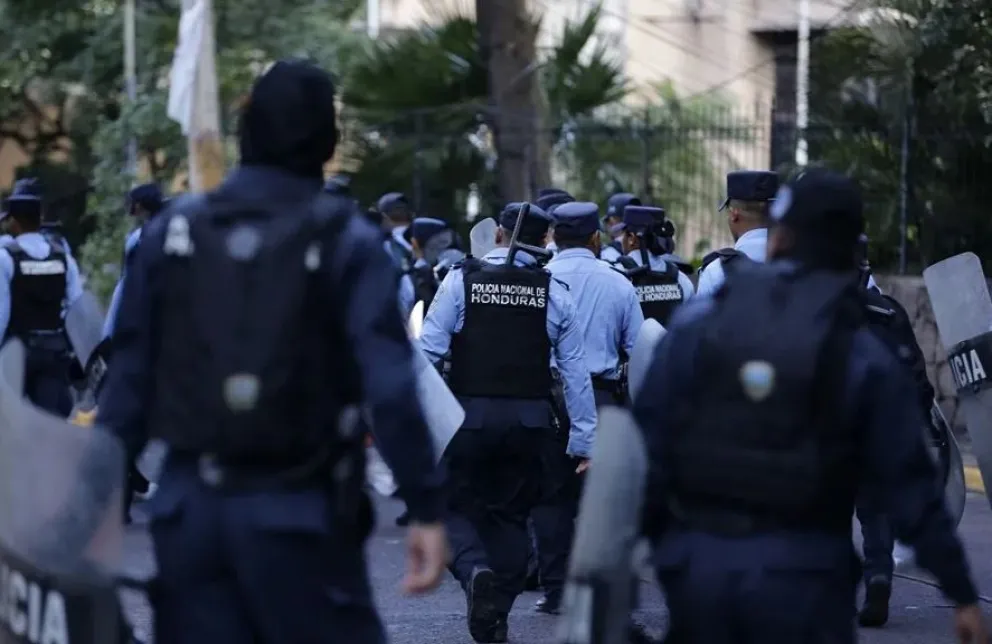 Policías y militares hondureños custodian los predios del hotel donde se proyecta el recuento de los resultados de las elecciones. Foto: EFE