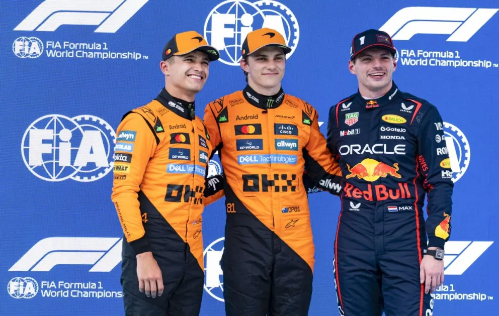 Oscar Piastri (centro), Lando Norris (izq.), piloto de McLaren, y Max Verstappen, de Red Bull. Foto: EFE