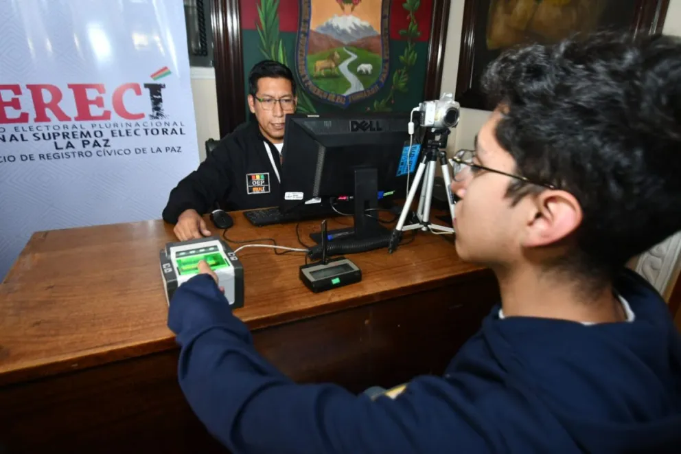 Un elector se registra, este jueves. Foto: APG 