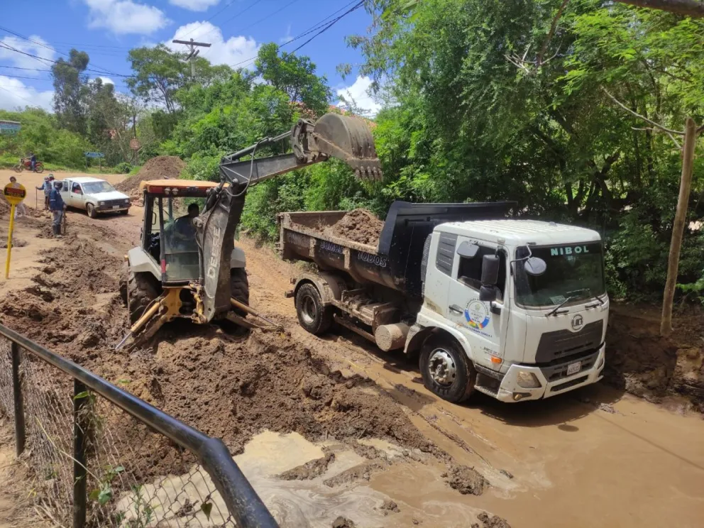 A 18 días del desastre, las tareas de limpieza de caminos en Samaipata continúan. Foto: Alcaldía de Samaipata