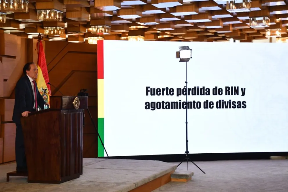 El presidente del BCB, David Espinoza, este jueves en conferencia de prensa. Foto: APG