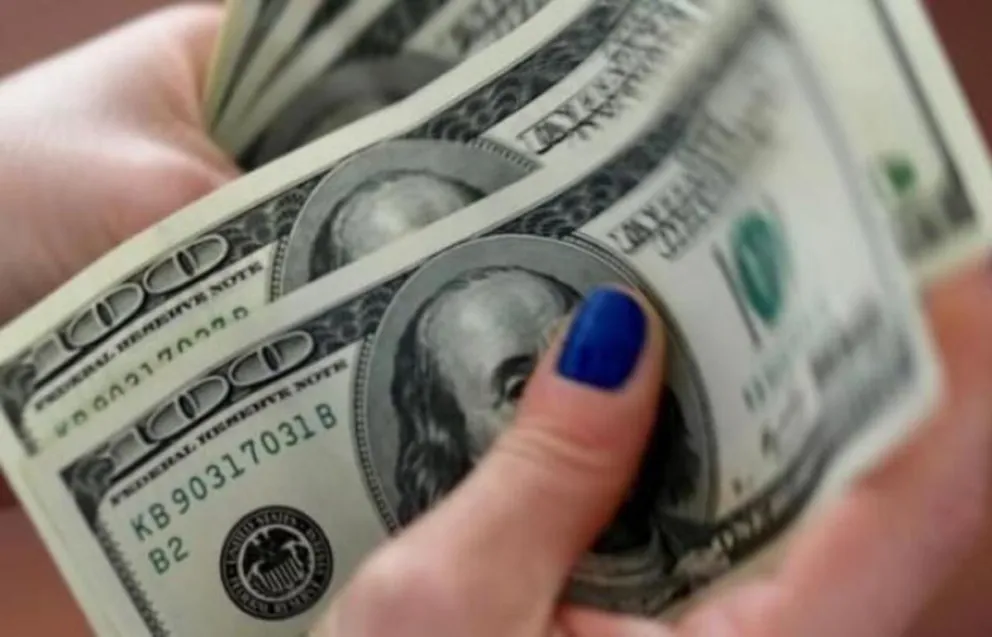 Imagen referencial de dólares estadounidenses. Foto: ABI