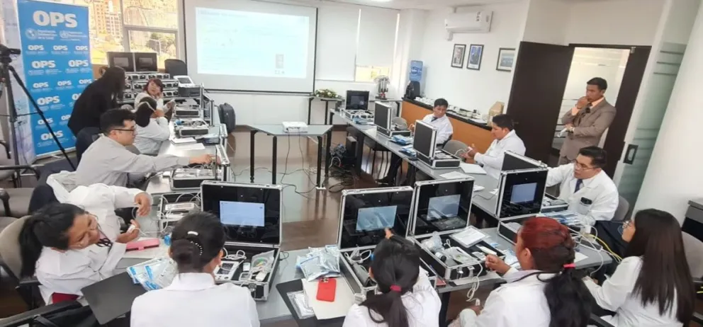 Personal de salud trabaja con los telekits para la consulta médica a distancia. Foto: OPS.