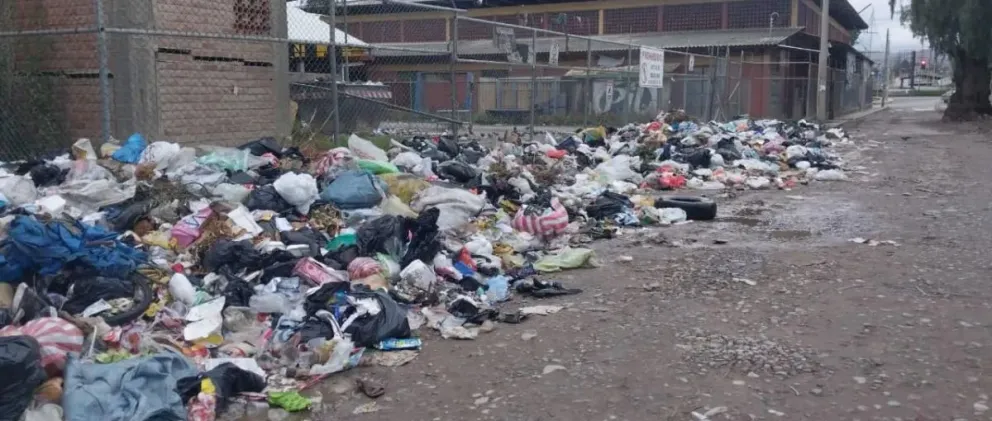 Basura acumulada en las calles de Colcapirhua. FOTO: Unitel
