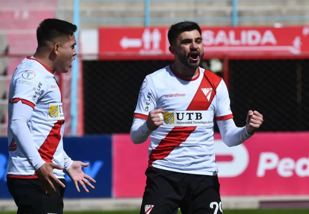 Triverio (der.) celebra su gol en El Alto. Foto: APG.