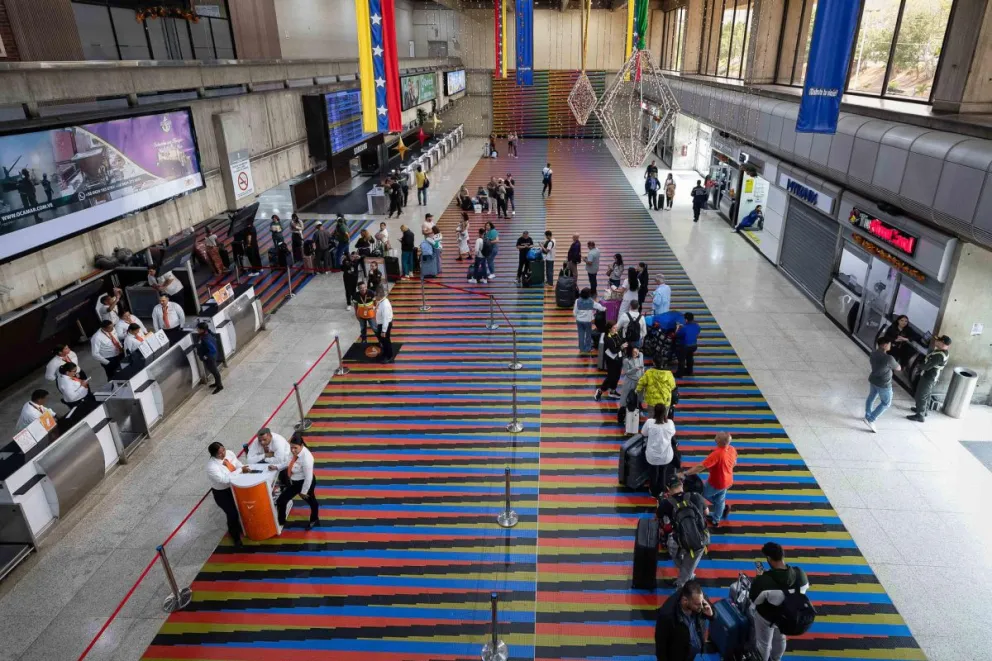 Personas esperan para abordar en el Aeropuerto Internacional Simón Bolívar esta semana, en Maiquetia (Venezuela). Foto: EFE