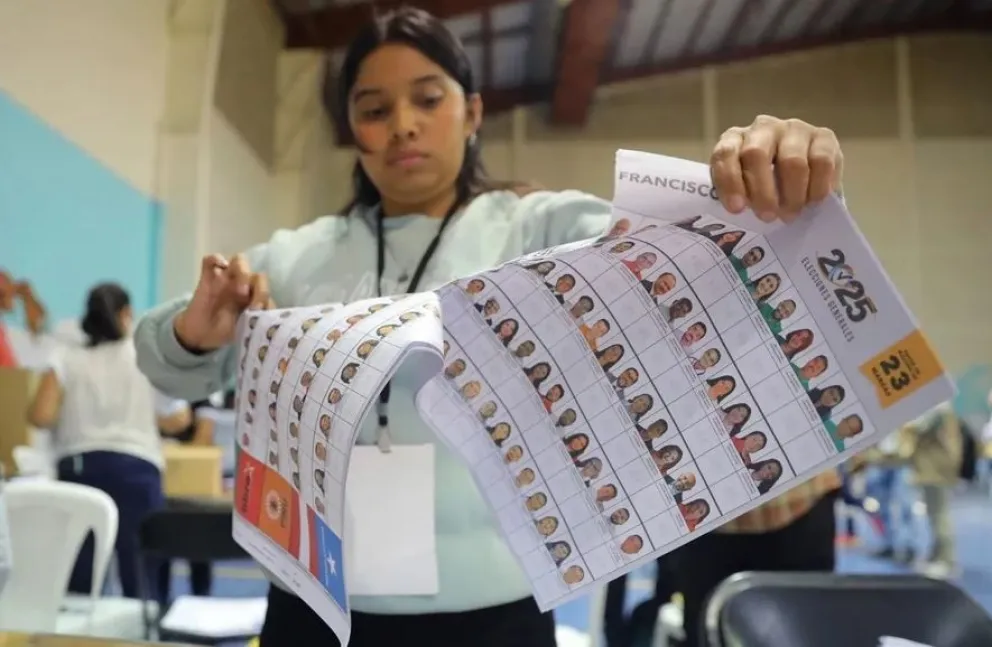 Una jurado rompe papeletas electorales al cierre de las urnas, en la Villa Olímpica de Tegucigalpa (Honduras). Foto: EFE