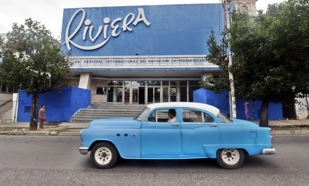 Un vehículo  frente al Cine Riviera de la capital cubana. Foto: EFE