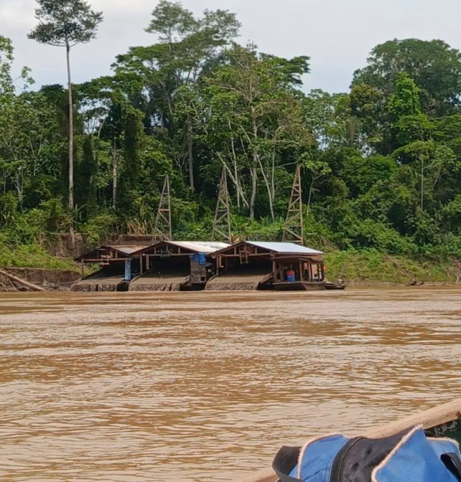 Dragas instaladas a las orillas del río Madre de Dios. Foto: Odpib. 