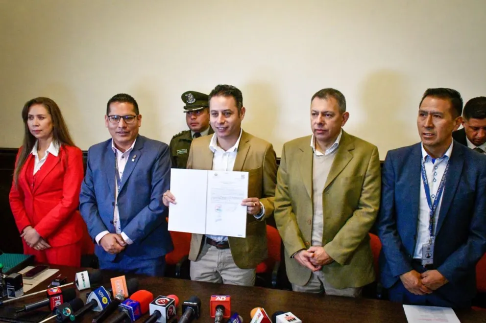 El vicepresidente Edmand Lara muestra el libro notariado en el que se registrarán las postulaciones. Foto: Senado