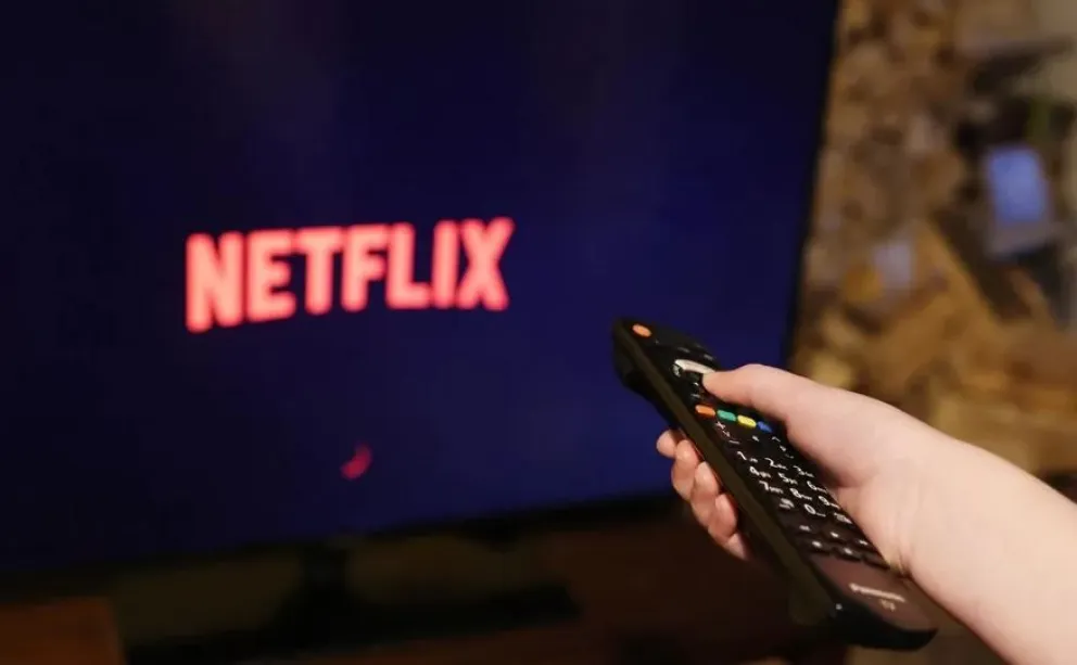 Una pantalla de televisión muestra el logotipo del servicio de streaming Netflix. Foto: EFE