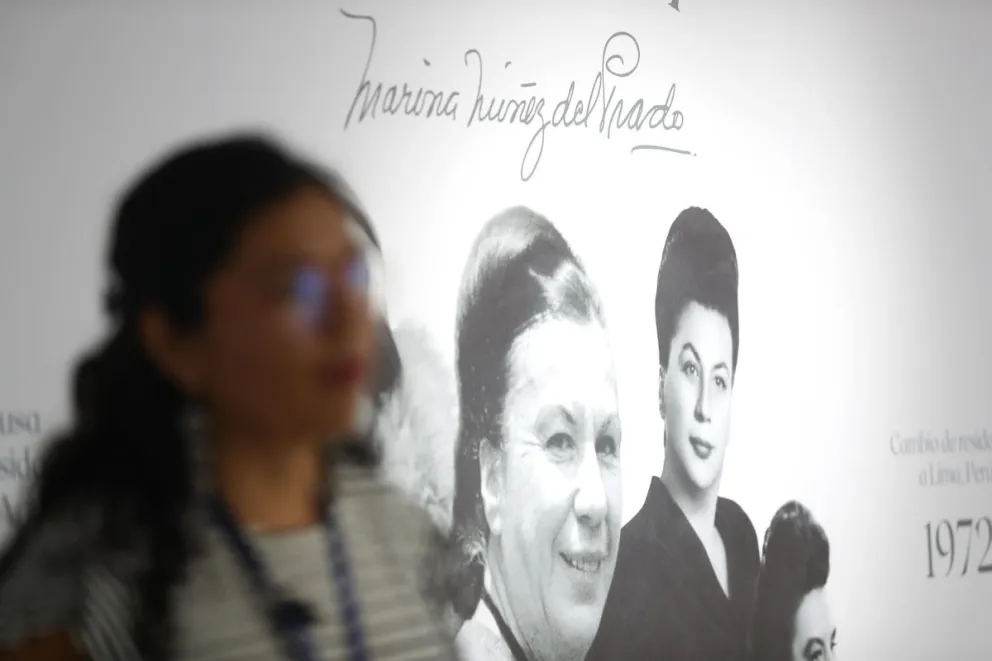 La directora y gestora cultural del museo Mariana Nuñez del Prado, Lulhy Cardozo, habla durante una entrevista este 1 de diciembre de 2025, en La Paz (Bolivia). Foto: EFE
