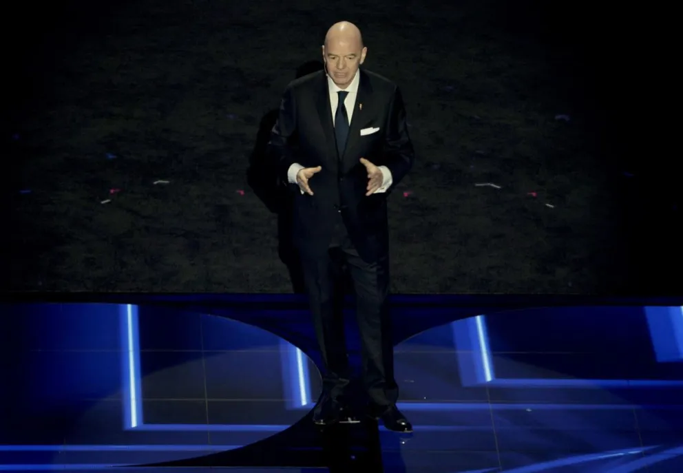 El presidente de la FIFA, Giovanni Infantino, se dirige al público durante el sorteo del Mundial. Foto: EFE.