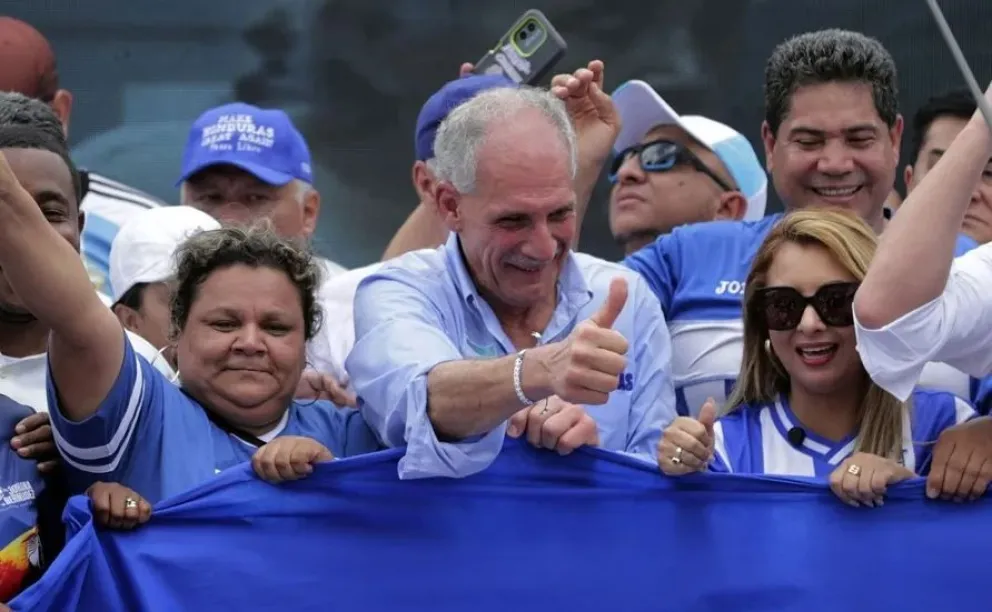 El candidato del Partido Nacional, Nasry Asfura saluda durante un acto político. Foto: EFE