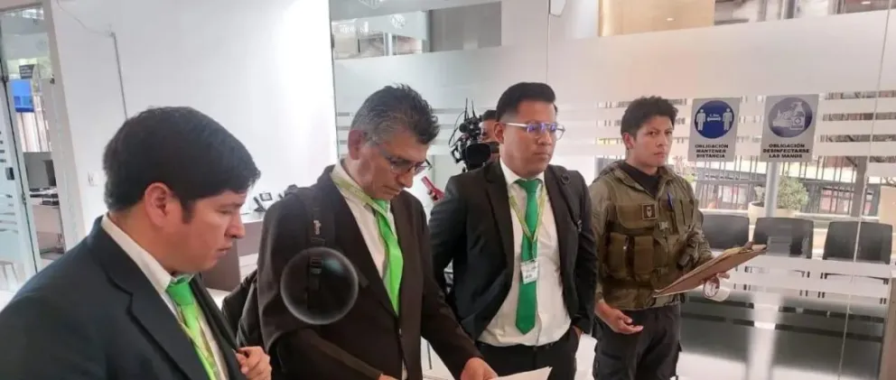 La comisión de fiscales ingresa a la gerencia de YPFB. FOTO: Captura de video de Unitel