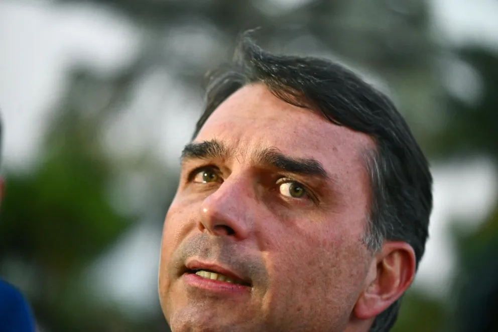 El senador brasileño Flávio Bolsonaro, hijo de expresidente Jair Bolsonaro. Foto: EFE
