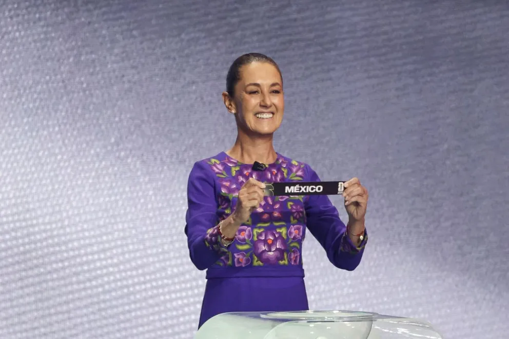 La presidenta de México, Claudia Sheinbaum, sostiene un papel con el nombre de su país durante el sorteo del Mundial. Foto: EFE.
