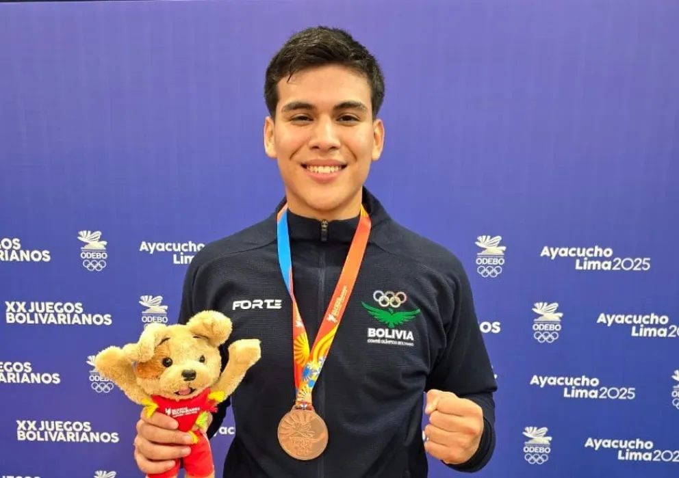 Rodríguez posa con su presea de bronce. Foto: Feboka.