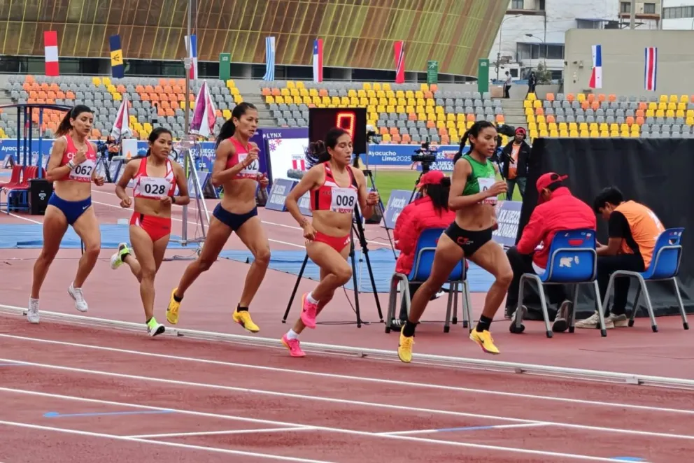 Parra (de verde) lidera el pelotón durante la carrera. Foto: FAB.