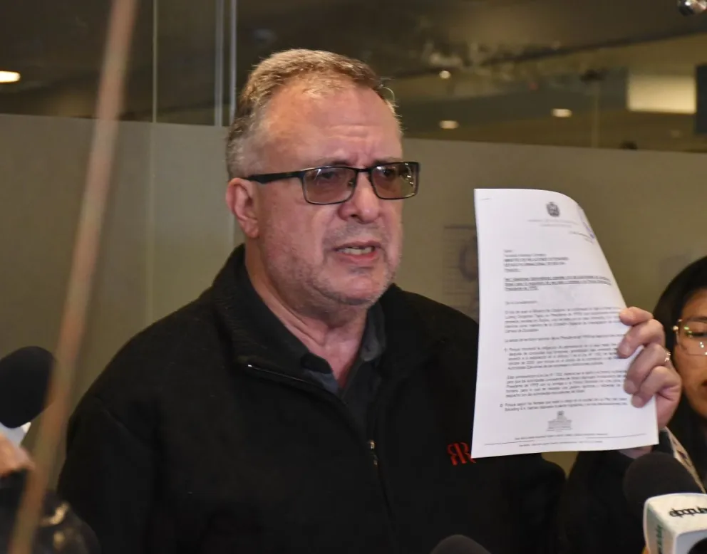 Carlos Alarcón demanda la expulsión de Armin Dorgathen de Brasil. FOTO: APG