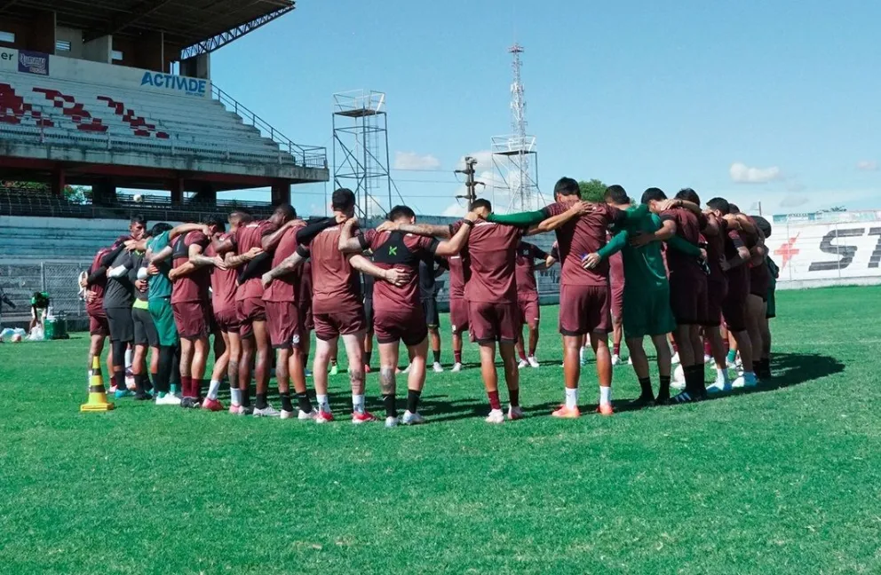 El plantel Albiverde previo a su entrenamiento. Foto: Oriente Petrolero.