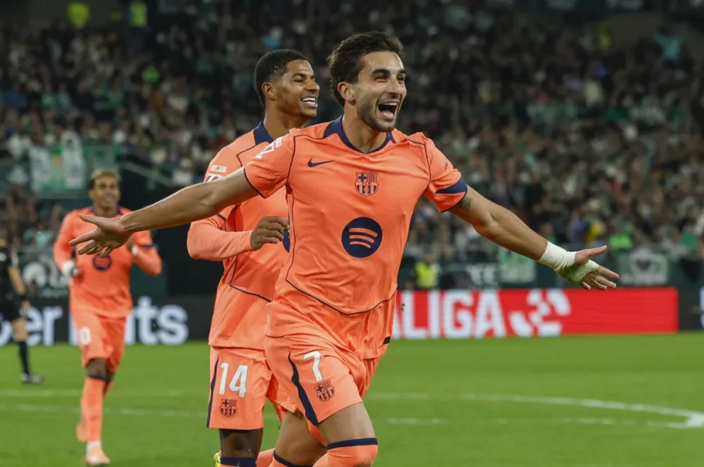El delantero del Barcelona Ferrán Trorres (d) celebra tras marcar el segundo gol ante el Betis. Foto: EFE