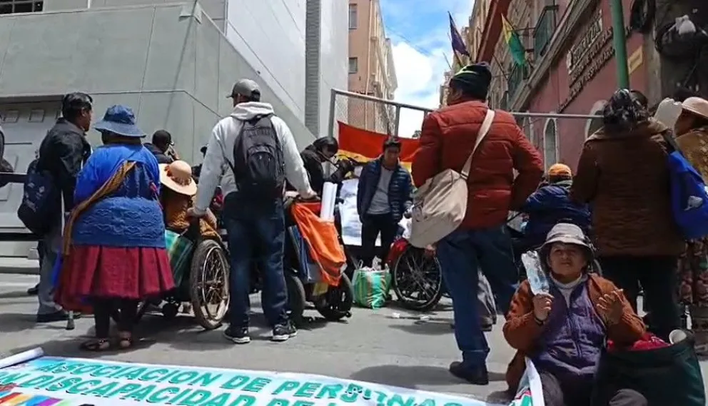 Personas con discapacidad realizaron una protesta el viernes. Foto: APG