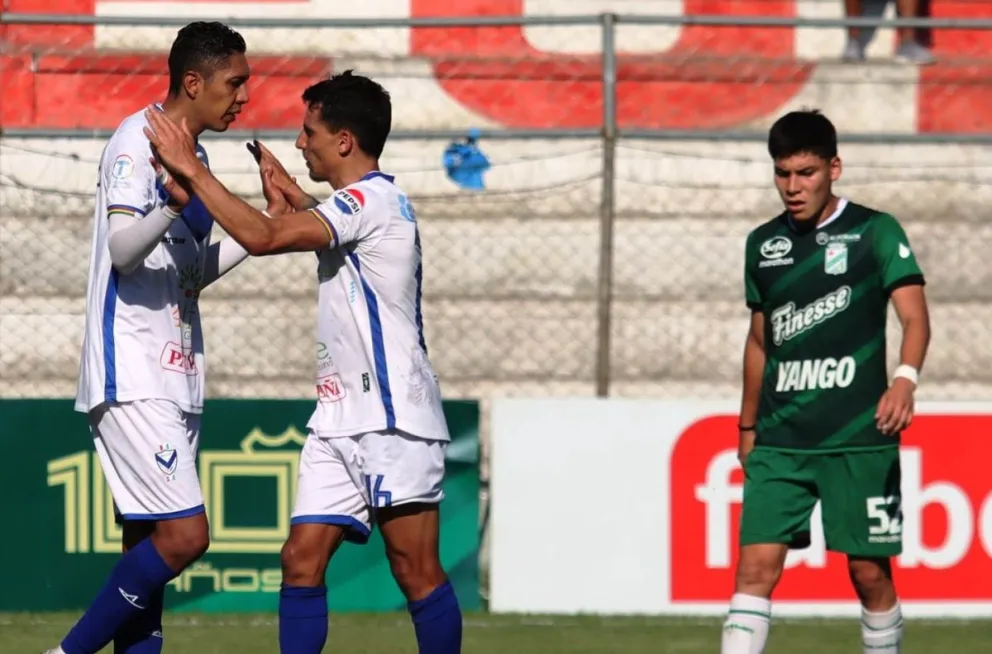Galindo y Arismendi celebran el primer gol de los Santos. Foto: Agencia Marka Registrada